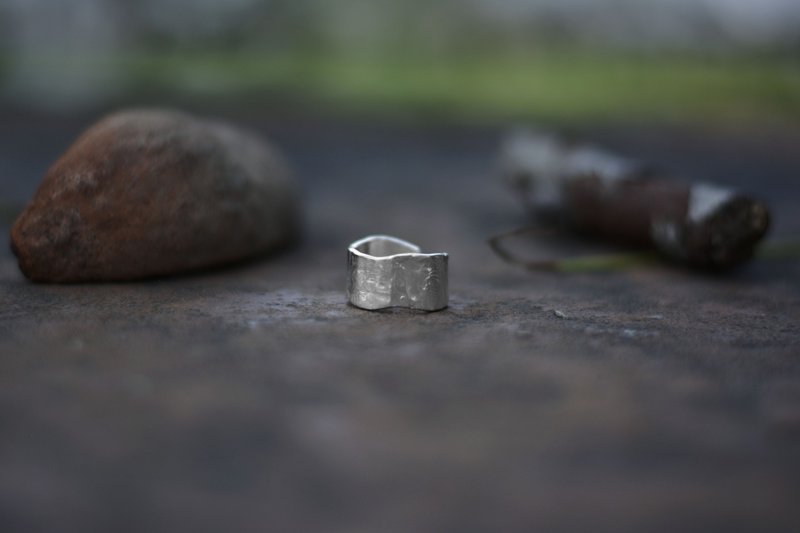 Irregular sterling silver ring - แหวนทั่วไป - เงินแท้ สีเงิน