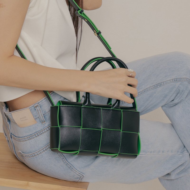 Checkered stitching-curved handle backpack-black and green - กระเป๋าถือ - หนังแท้ สีดำ