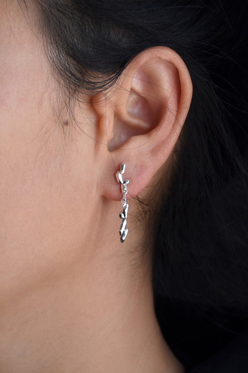 925 Silver Crystal Column Earrings Original Handmade Silver Orphan Earrings - ต่างหู - เงินแท้ สีเงิน