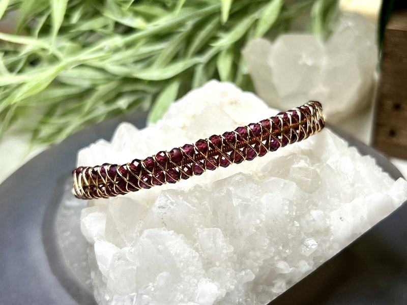 [Inexplicable and Wonderful Grocery Store] Natural Diamond Cut Pomegranate Braided Bracelet - สร้อยข้อมือ - คริสตัล สีแดง