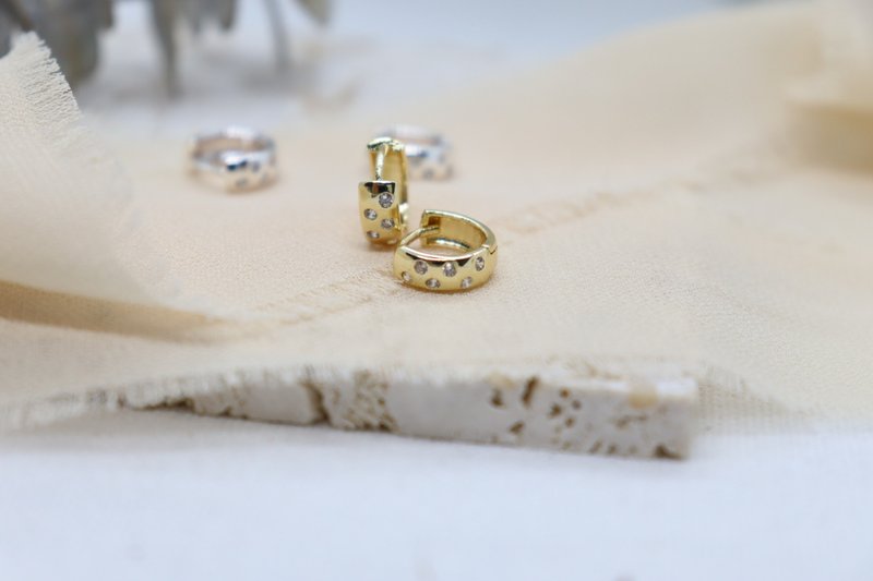 Small charming Cubic Zircon Diamond Hoops Earrings Mini Huggies Hoop Earrings - 耳環/耳夾/耳骨夾 - 銅/黃銅 金色