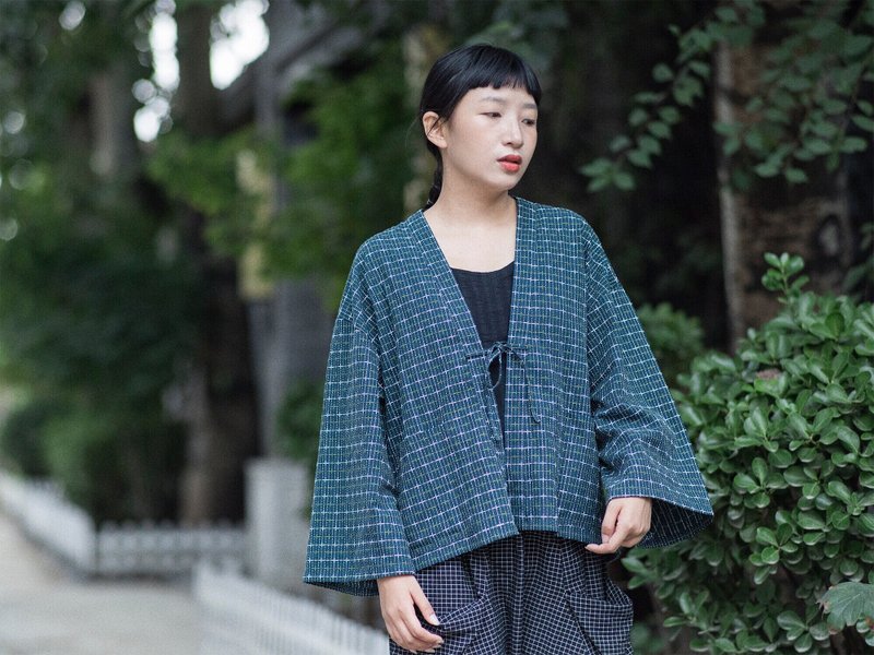 Japanese style literary retro loose feather woven robe - เสื้อผู้หญิง - วัสดุอื่นๆ สีน้ำเงิน