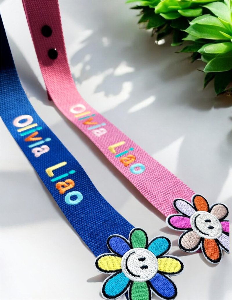 個人化全彩姓名刺繡行李飄帶-燦笑花朵款(彩瓣) - 行李吊牌 - 繡線 
