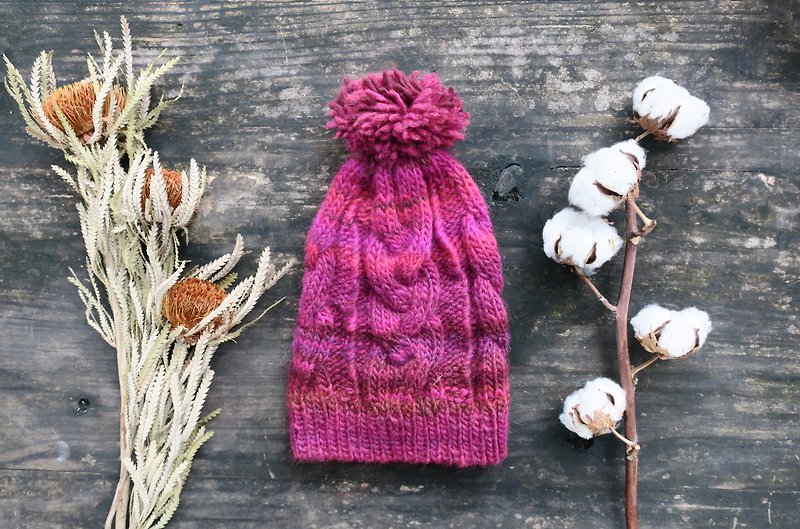阿母100%的手作帽-麻花編織毛球帽-莓紅色漸層/聖誕節/禮物 - 帽子 - 羊毛 紅色