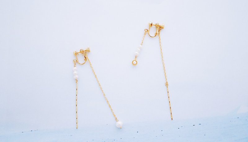 Spread - Metallic lines three-dimensional round pearls pendants asymmetrical earrings - ต่างหู - โลหะ สีทอง