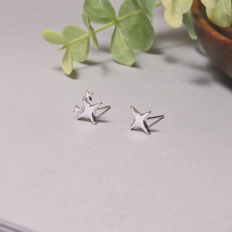 Small Fresh Series/ Cross Star Asymmetrical Mini Stud Earrings/ 925 Silver - ต่างหู - วัสดุอื่นๆ สีเงิน