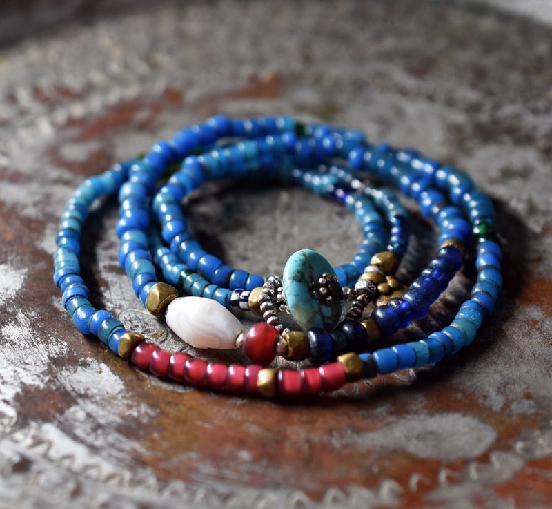 納加族古董珠與非洲出土瑪瑙、金赤懷舊心形珠、藍色與靛藍色珠子、舊奧裡薩黃銅項鍊 綠松石釦頭 - 項鍊 - 玻璃 藍色