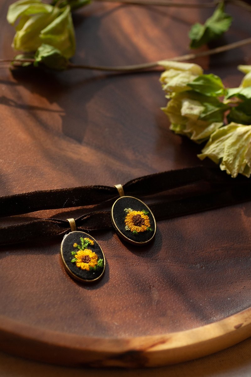 Vintage embroidered necklace | August birth flower sunflower - Necklaces - Other Metals 