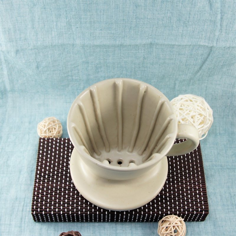 オフホワイトコーヒーフィルターの台形の三ホールカップ - マグカップ - 陶器 ホワイト