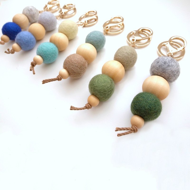 Ball key ring I cool color I carefully selected wool. Available in 6 colors. Safe and non-toxic dyes - Keychains - Wool Multicolor