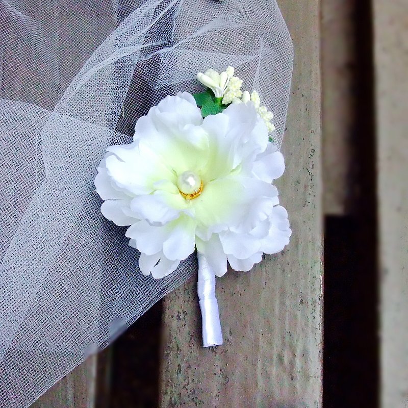 Wedding Boutonniere Silk Wedding Boutonniere Groom buttonhole, Groomsmen B011 - เข็มกลัด/ข้อมือดอกไม้ - ผ้าไหม ขาว