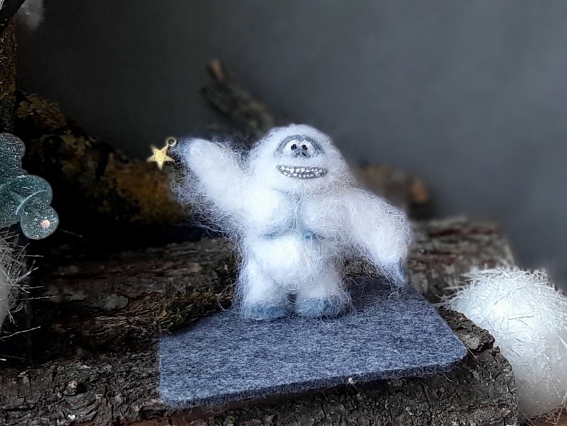 Lazy little abominable snowman handmade healing small needle felted miniatures - 玩偶/公仔 - 羊毛 白色