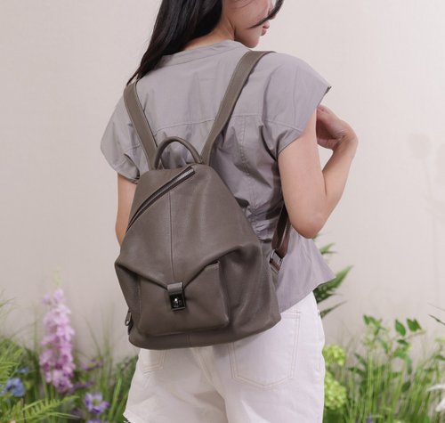 美品3wayIACUCCI グレー バックパック 三角バッグカバー 立体構造リュックグレーカラー - ショップ