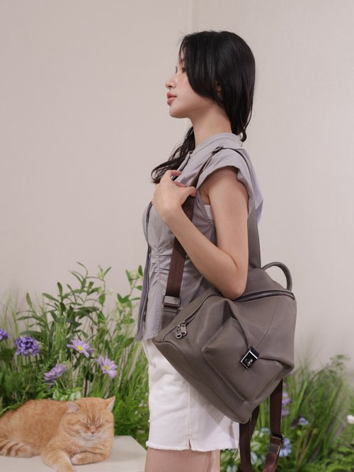 美品3wayIACUCCI グレー バックパック 三角バッグカバー 立体構造リュックグレーカラー - ショップ