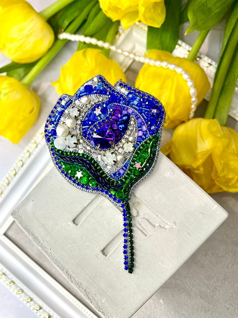 Moon Flower Beaded Brooch, Handmade Embroidered Accessory, Pin Blue Blossom - เข็มกลัด - แก้ว หลากหลายสี