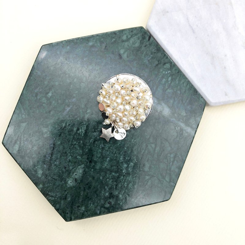 Elegant Japanese Style Pearl Brooch【silver brooch】【Valentines Day Gift】 - เข็มกลัด - ไข่มุก สีทอง