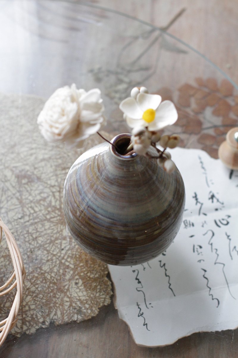 手拉坏花蓮的海小花瓶 - 花瓶/花器 - 陶 灰色