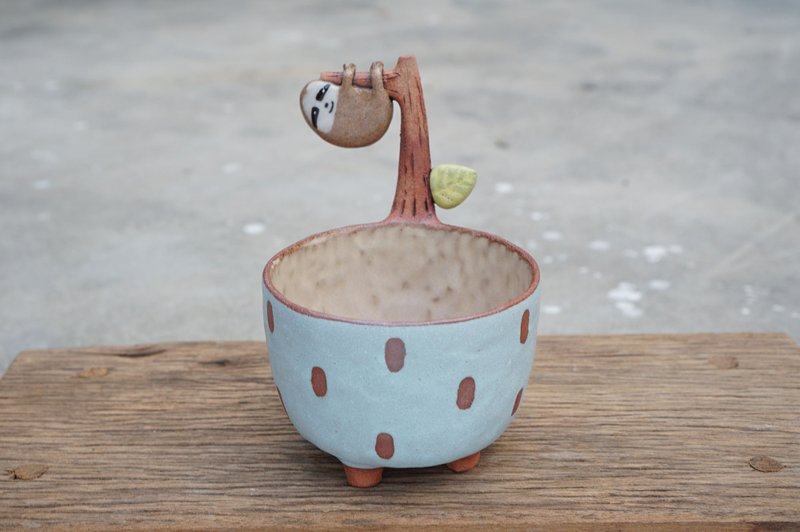 Sloth plant pot , handmade ceramic. - 花瓶/花器 - 陶 多色