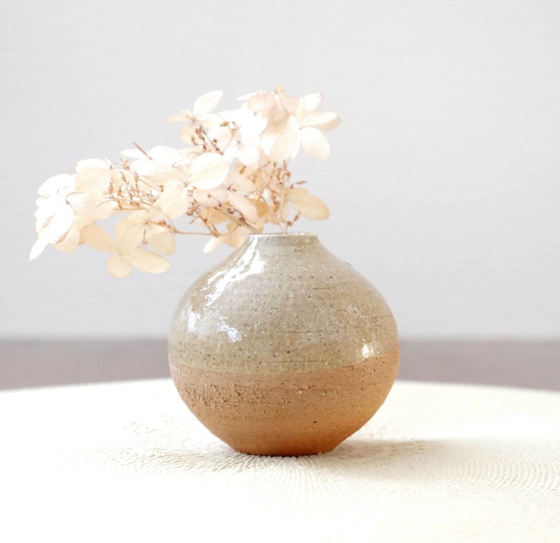 薪窯焼成 / 白陶土と青磁釉の一輪挿し - 花瓶/花器 - 陶 卡其色