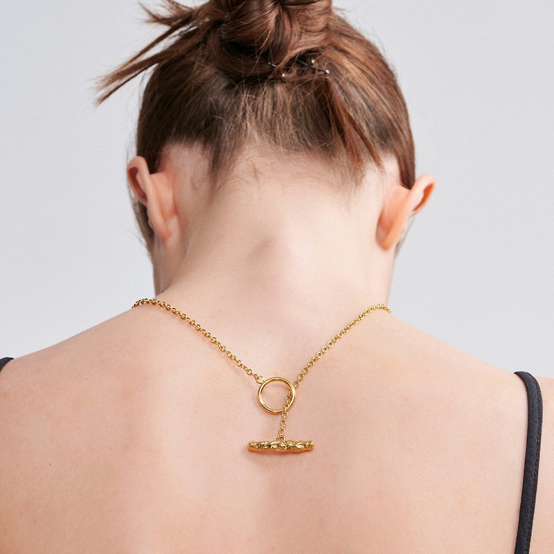 New York style sculptural OT buckle necklace (gold) - Necklaces - Copper & Brass Gold