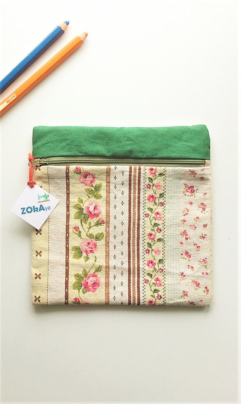 Square Pouch (Brown Country Floral) - กระเป๋าเครื่องสำอาง - ผ้าฝ้าย/ผ้าลินิน สีเขียว