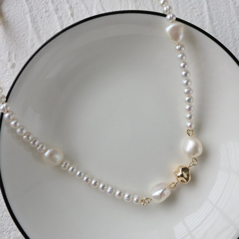 【Handcrafted Design】Affection・Baroque Natural Pearl Necklace - สร้อยคอ - ไข่มุก สีทอง