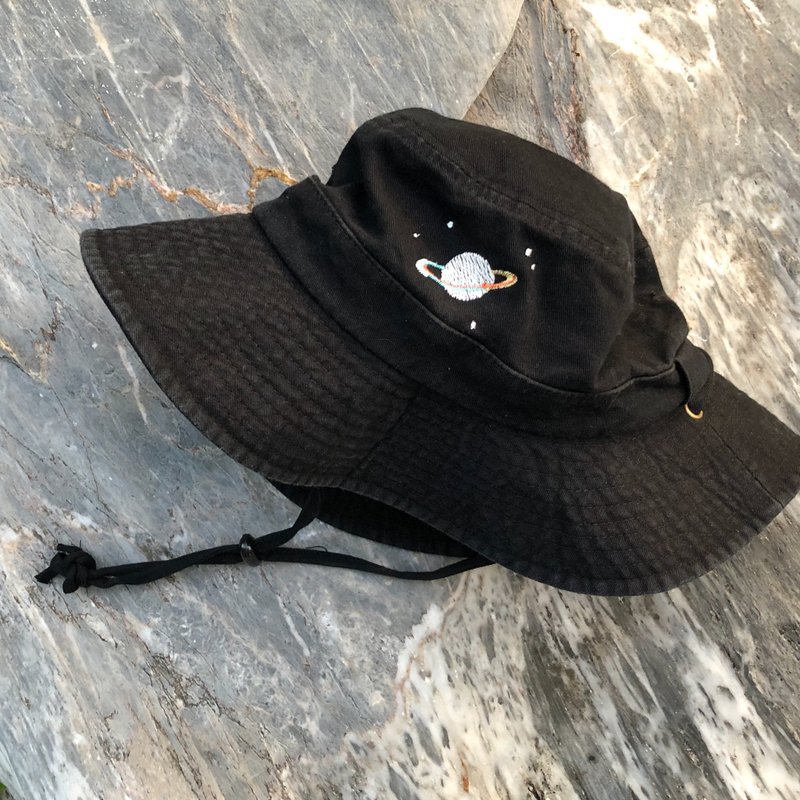 Saturn -Fisherman HAT/ Brimmer Hat / Boonie Hat // Embroidery - หมวก - ผ้าฝ้าย/ผ้าลินิน สีดำ