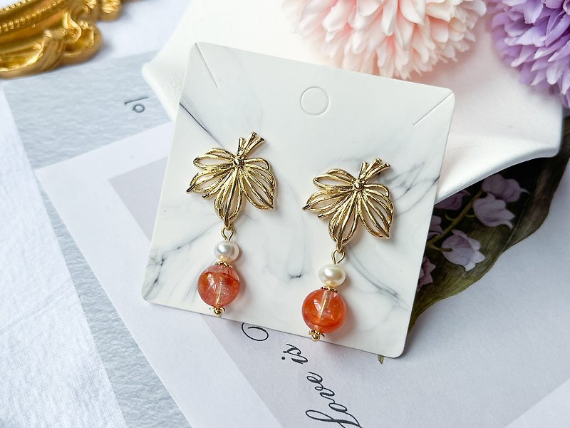 Natural gum flower crystal freshwater pearl 14K gold-covered maple leaf earrings S925 sterling silver earrings - Earrings & Clip-ons - Crystal Red