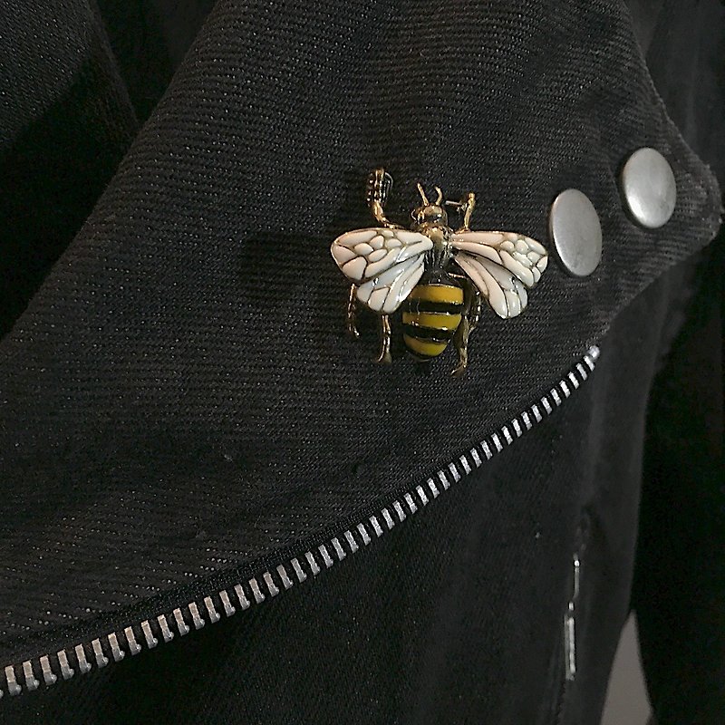 Flying Bee Brooch in Brass - เข็มกลัด - โลหะ สีทอง