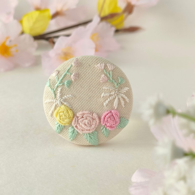 Pastel colored rose wreath embroidered brooch - เข็มกลัด - ผ้าฝ้าย/ผ้าลินิน สึชมพู