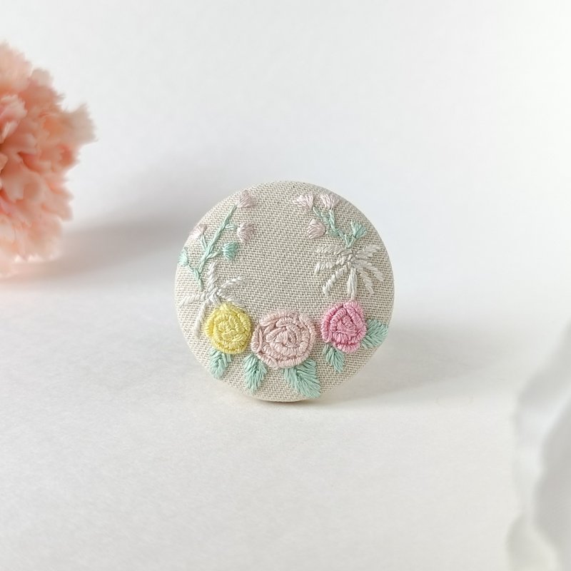 パステルカラーのバラリース刺繍ブローチ - 胸針 - 棉．麻 粉紅色