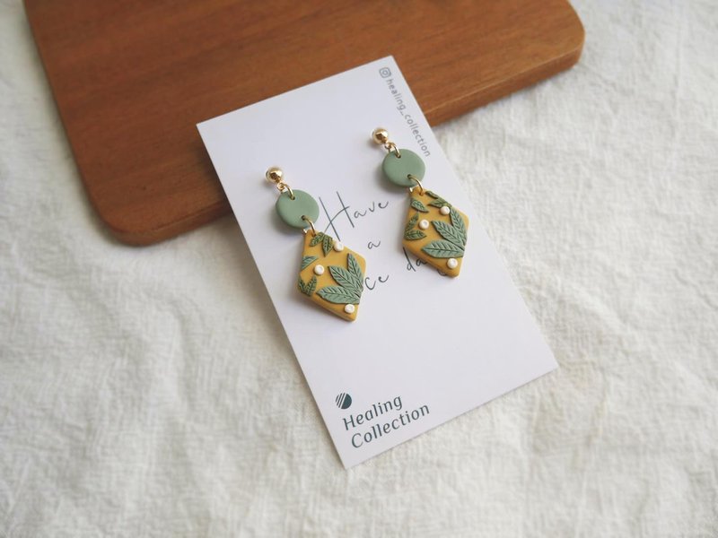 Healing Collection Room | Mickey Flower's Adventure Asymmetric Autumn Yellow Grass Leaf Mickey Flower Handmade Polymer Clay Earrings - ต่างหู - ดินเผา สีเหลือง