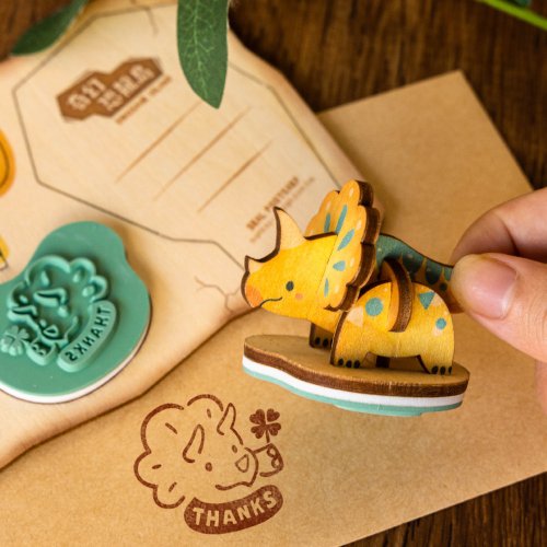 猴子設計 Monkey Design DIY印章明信片【奇幻恐龍島-發現三角龍】木製拼圖玩具