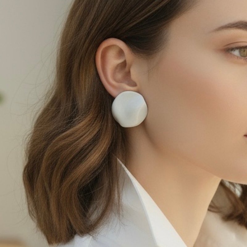 Urban Chic Collection White Porcelain Earrings Soft Curve - ต่างหู - เครื่องลายคราม ขาว