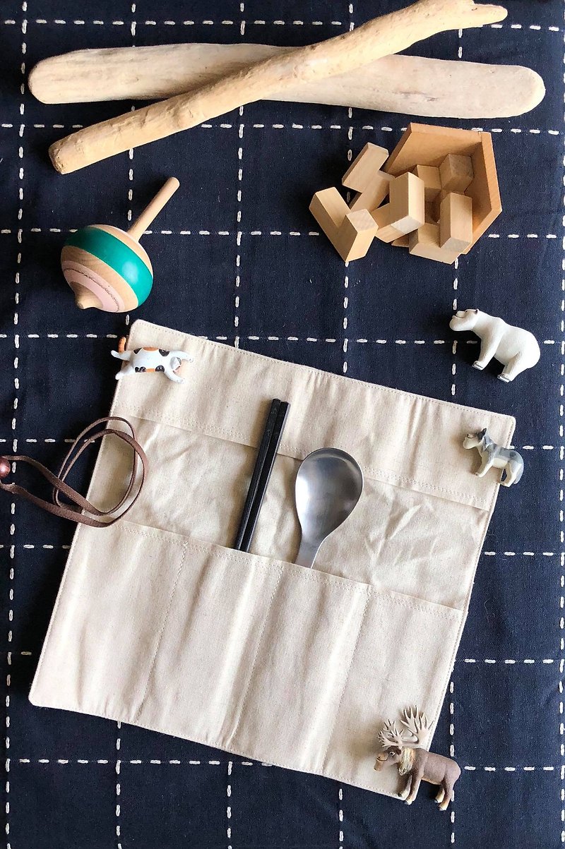 Weimom s Weimang Buchuang- Coarse cloth house-shaped cloth roll- Pen bag, chopstick holder, eco-friendly cutlery bag - ตะเกียบ - ผ้าฝ้าย/ผ้าลินิน ขาว