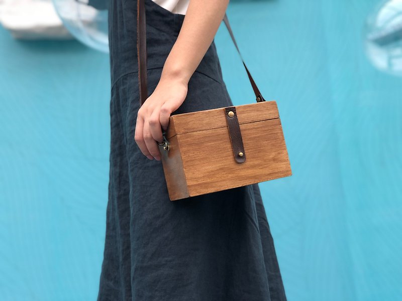 Yuansen hand-made plain simple square doctor wooden bag - กระเป๋าแมสเซนเจอร์ - ไม้ สีนำ้ตาล