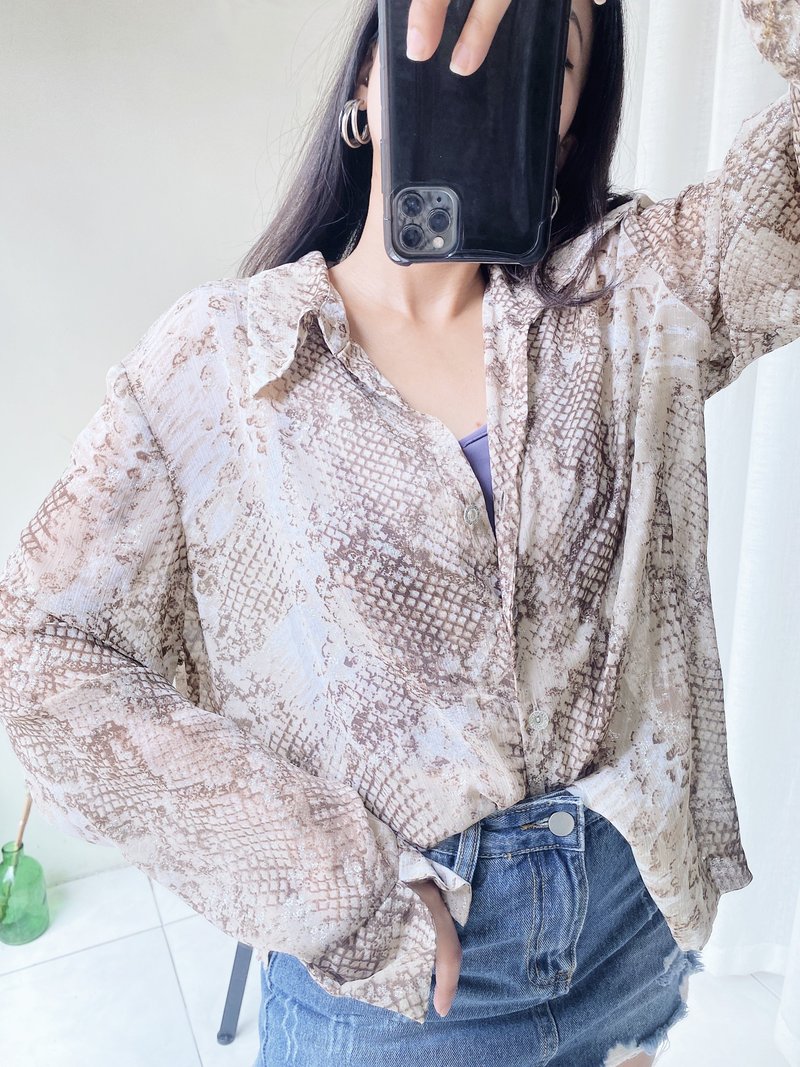 Milk tea color shimmering cold hot Silver pattern reversed sleeves vintage spinning shirt top vintage Shirt - เสื้อเชิ้ตผู้หญิง - เส้นใยสังเคราะห์ สีกากี