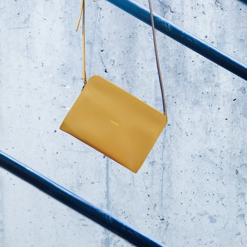 Oval Clutch & crossbody bag 小巧真皮斜背包 Navy Saffron - กระเป๋าถือ - หนังแท้ สีเหลือง