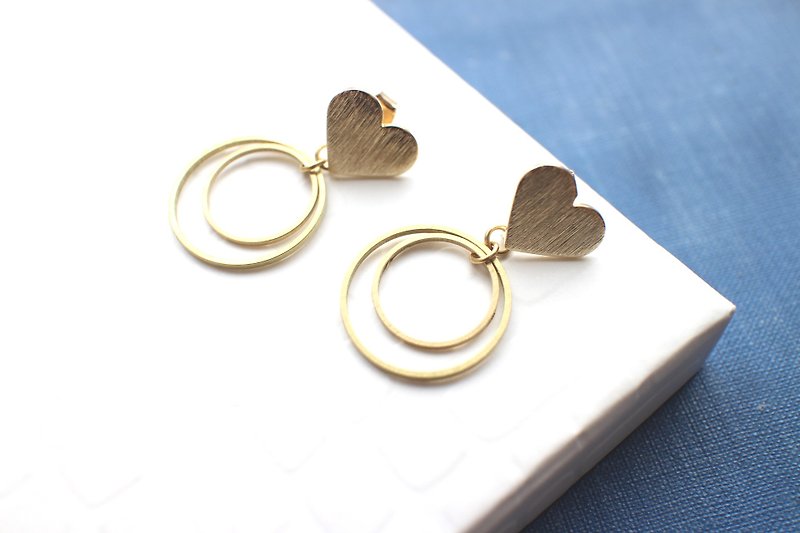 Heart and circle- Brass earrings - ต่างหู - โลหะ สีทอง