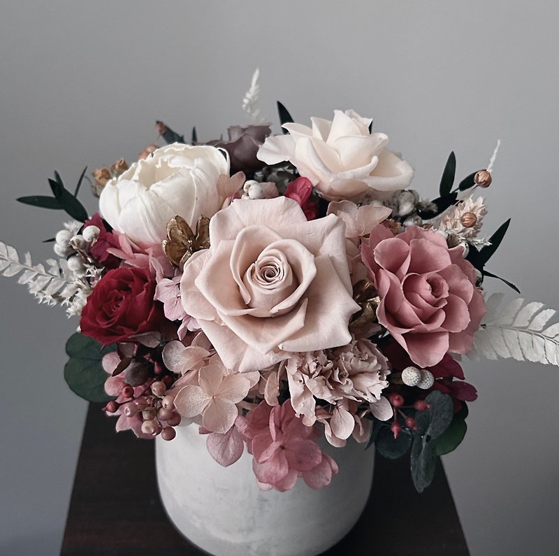 母の日の先生への感謝のギフト、大人っぽい優しい色合いのヌードピンクのレッドローズと永遠の花をセメントの植木鉢に入れました - ドライフラワー・ブーケ - 寄せ植え・花 ピンク