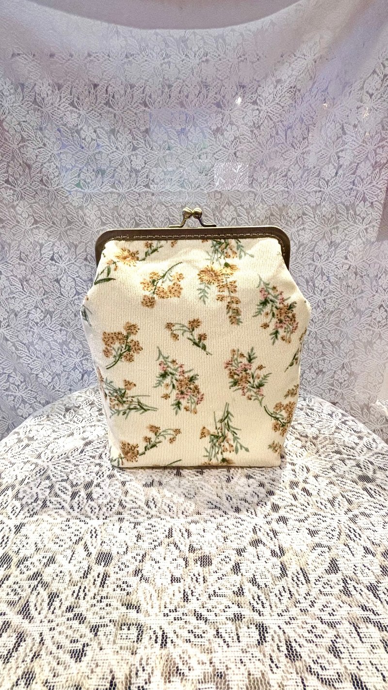 MBC 人手製 15cm 方形口金 燈芯絨小黃花 米色 - 側背包/斜背包 - 棉．麻 白色