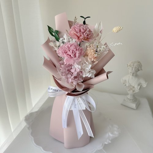 SEE Floral Design 看見花藝設計 SEE 看見花藝設計 |永生康乃馨 | 母親節 | 暖語康乃馨擴香花束