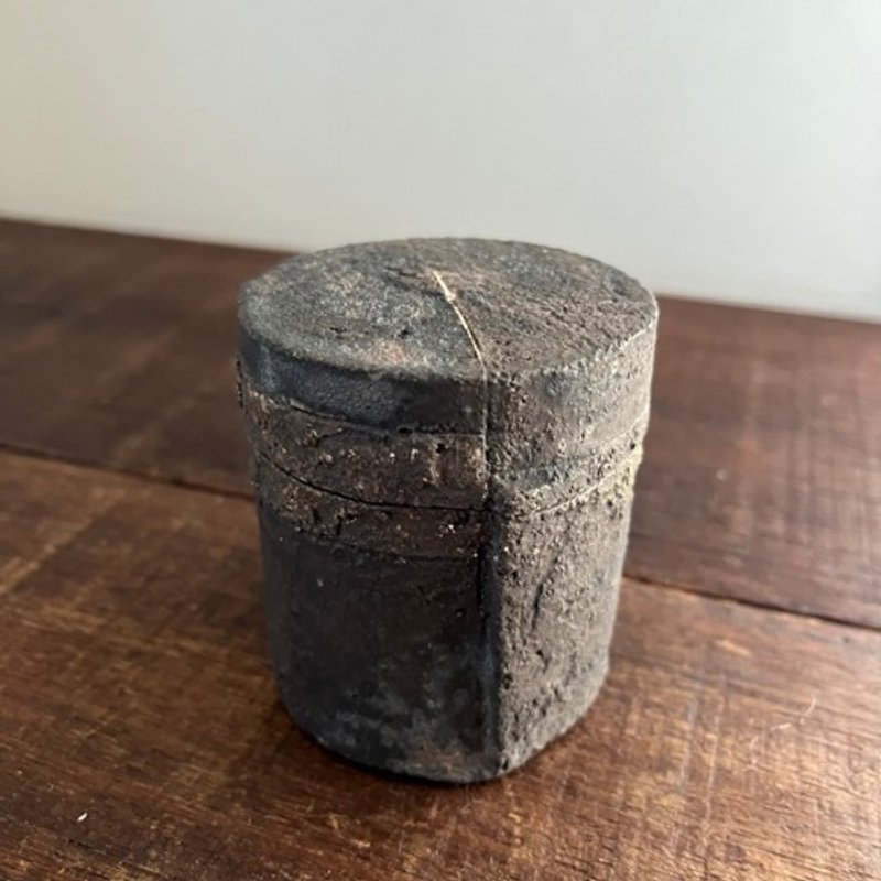 Pinkoi 代購 -  黑釉黑土紋「笠帶」蓋器（茶器） - 其他 - 陶 