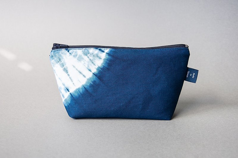 藍染萬用袋系列 - 小角落的月亮 - 化妝包/收納袋 - 棉．麻 藍色