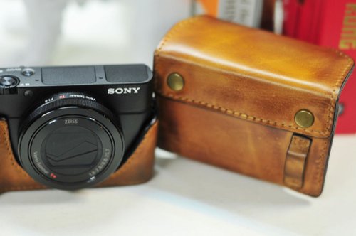 SONY RX100M3 本体（箱、取説あり）純正のグリップとレザーケース付き SONY RX100M3 本体（箱、取説あり）純正のグリップとレザー