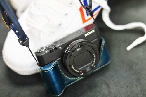 SONY RX100M3 本体（箱、取説あり）純正のグリップとレザーケース付き SONY RX100M3 本体（箱、取説あり）純正のグリップとレザー