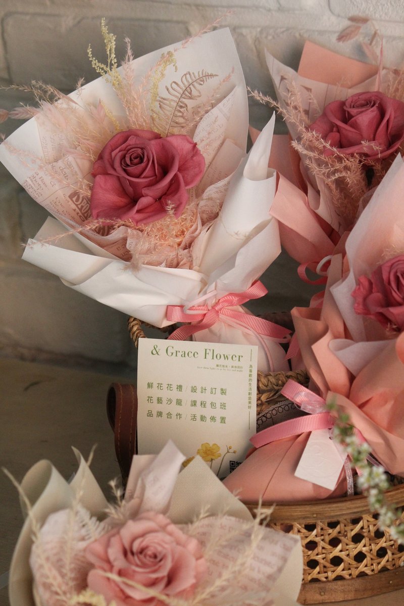 [Small pink eternal rose bouquet] Birthday flower gift/congratulation bouquet/everlasting flower - ช่อดอกไม้แห้ง - พืช/ดอกไม้ สึชมพู