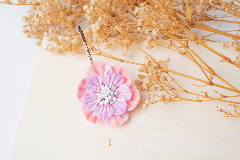 【薫かおる】つまみ细工/ Hand dyed hurricane and wind cloth flower word clip - Hair Accessories - Other Man-Made Fibers Pink