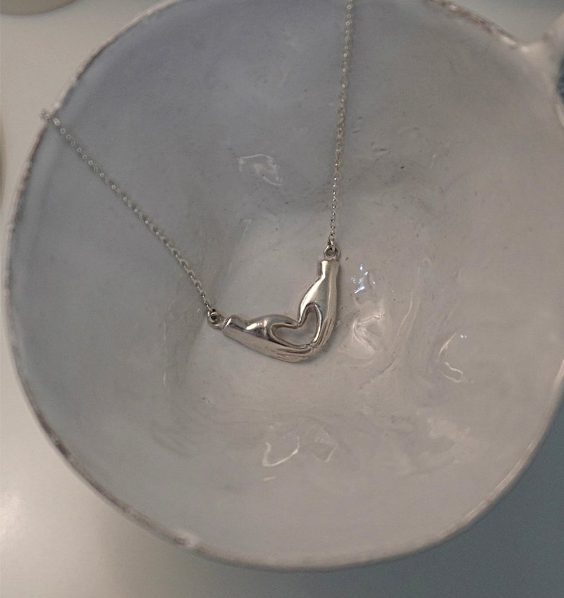 (925 Sterling Silver) Heart hands necklace - สร้อยคอ - เงินแท้ สีเงิน