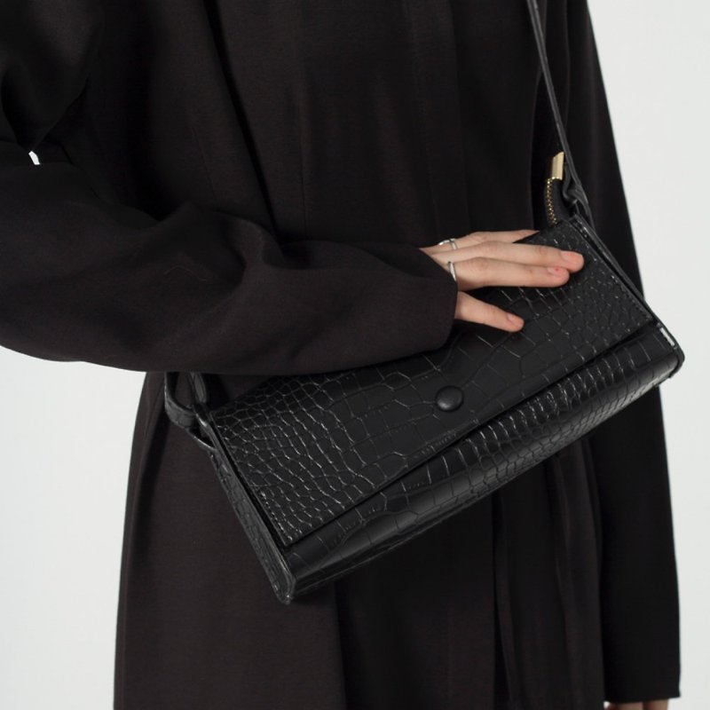 Black tricolor crocodile embossed minimalist handbag winter quilted triangle strip shape single shoulder Messenger bag - กระเป๋าแมสเซนเจอร์ - หนังเทียม สีดำ